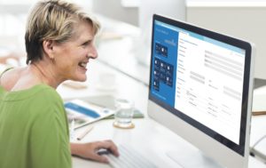 Frau benutzt iMac mit Software Sozial